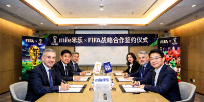 mile米乐与FIFA合作签约仪式现场 - 双方代表在会议室签署战略合作协议备战2026世界杯